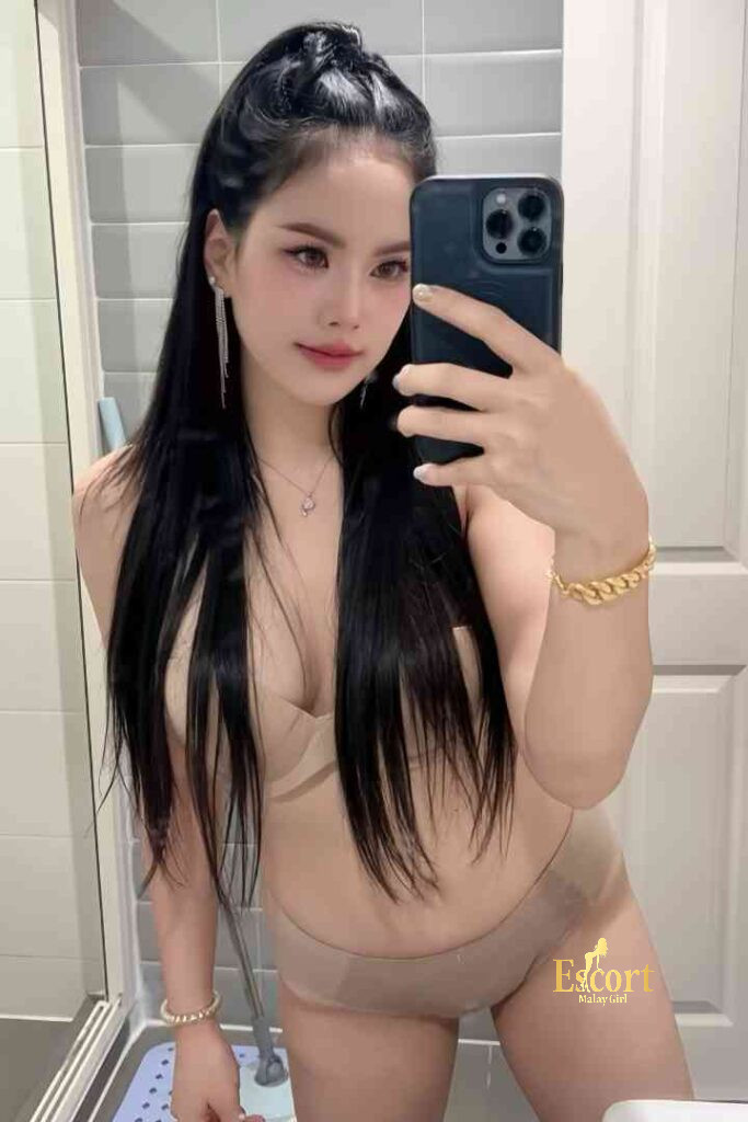 Escort Malay Girl Lainey, a 23-year-old Thai escort in Kuala Lumpur, posing for a mirror selfie in lingerie. KL Escort Girl Service